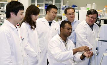 Li Niu, Ph.D. (second from right)
